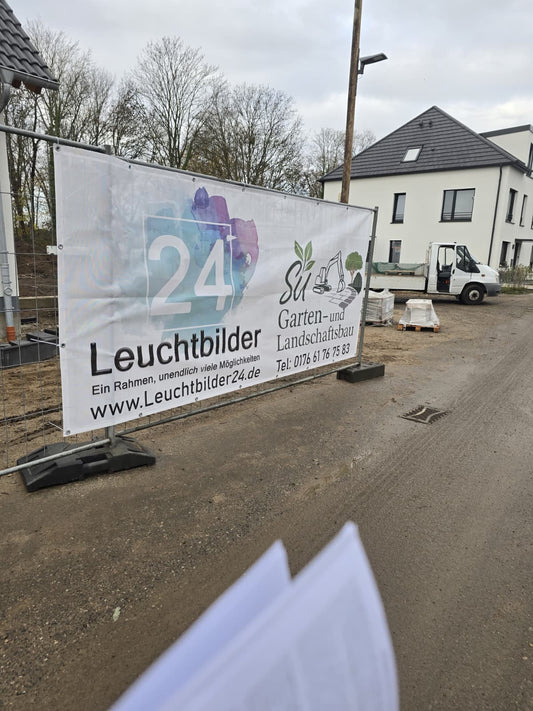 Kundenprojekt mit Leuchtbilder24. Sichtbarkeit auf Baustellen mit hochwertigen Bannern