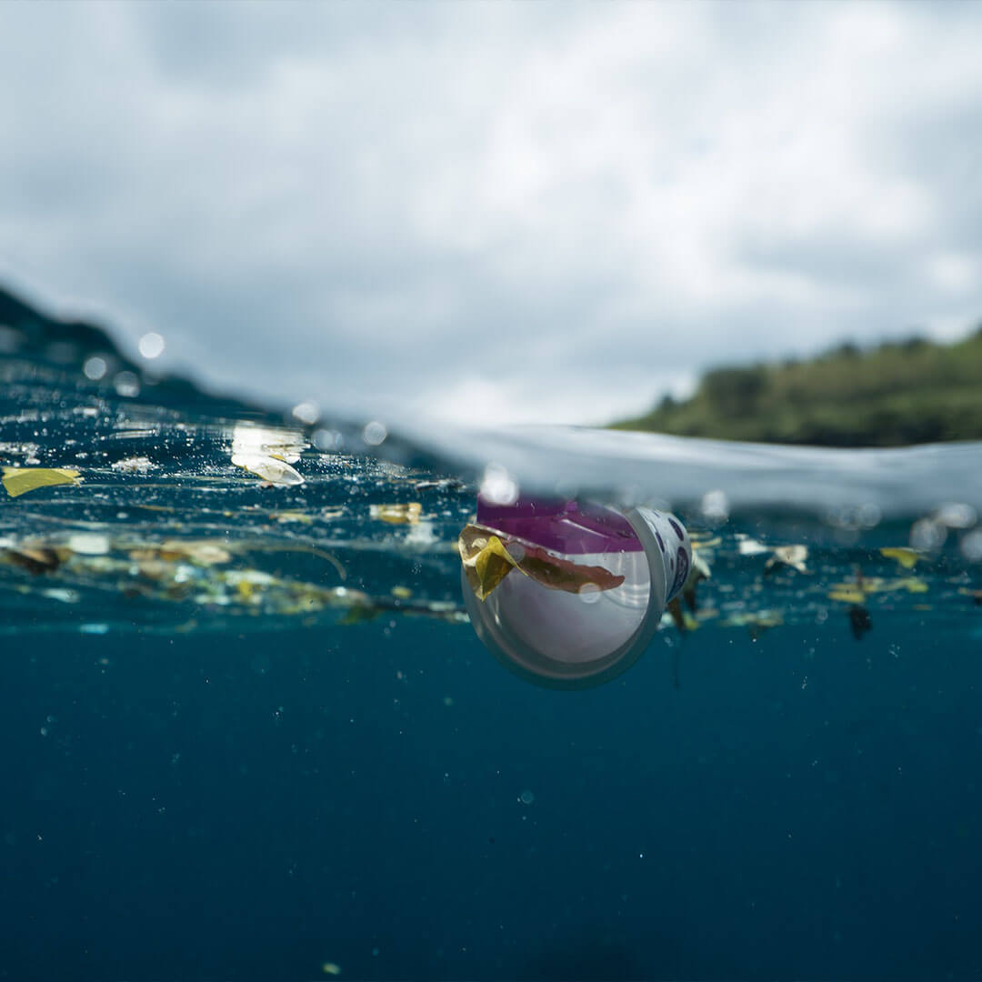 Umweltbewusste Verwendung von recyceltem Ozeanplastik für die Produktion unserer Leuchtbilder: Ein nachhaltiger Beitrag zur Reduzierung der Ozeanverschmutzung.